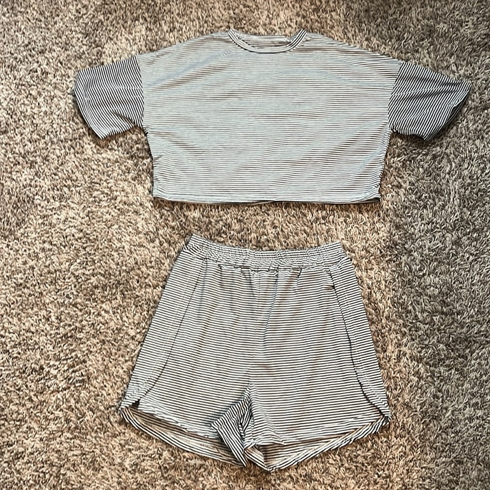 Brand new Serluxe Pajamas Size is XL the pictures have the measurements.